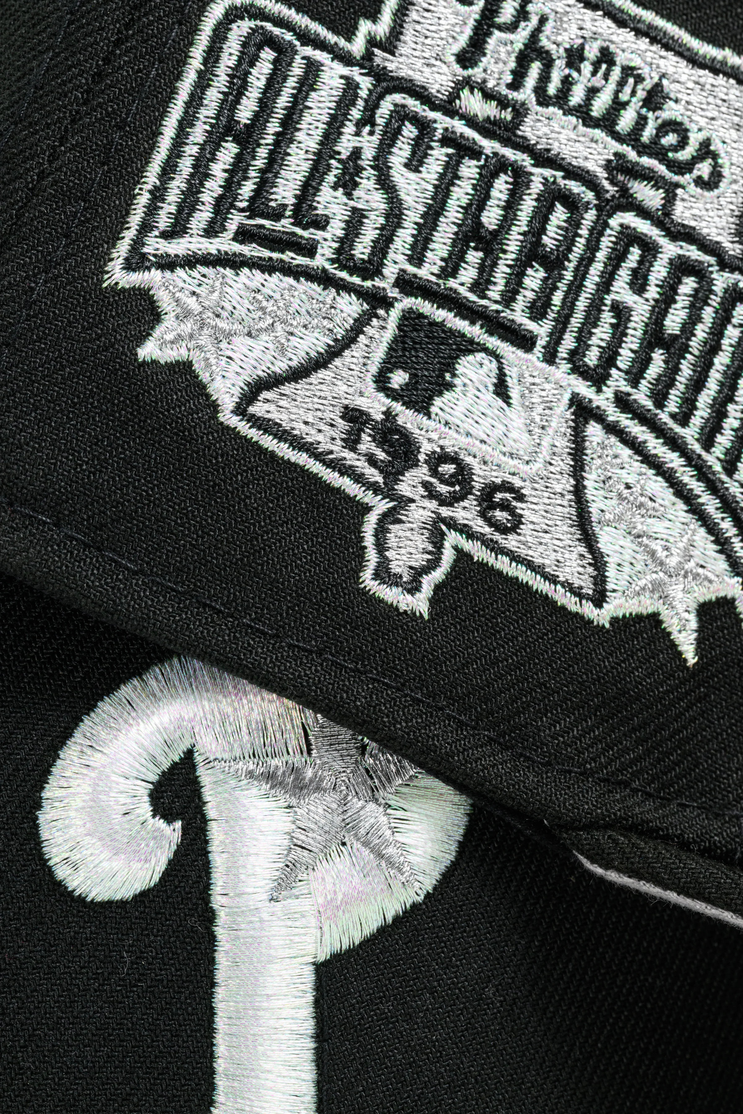 NEW ERA "WHITE TEE" PHILADELPHIA PHILLIES FITTED HAT (BLACK/CHROME) - Image 9