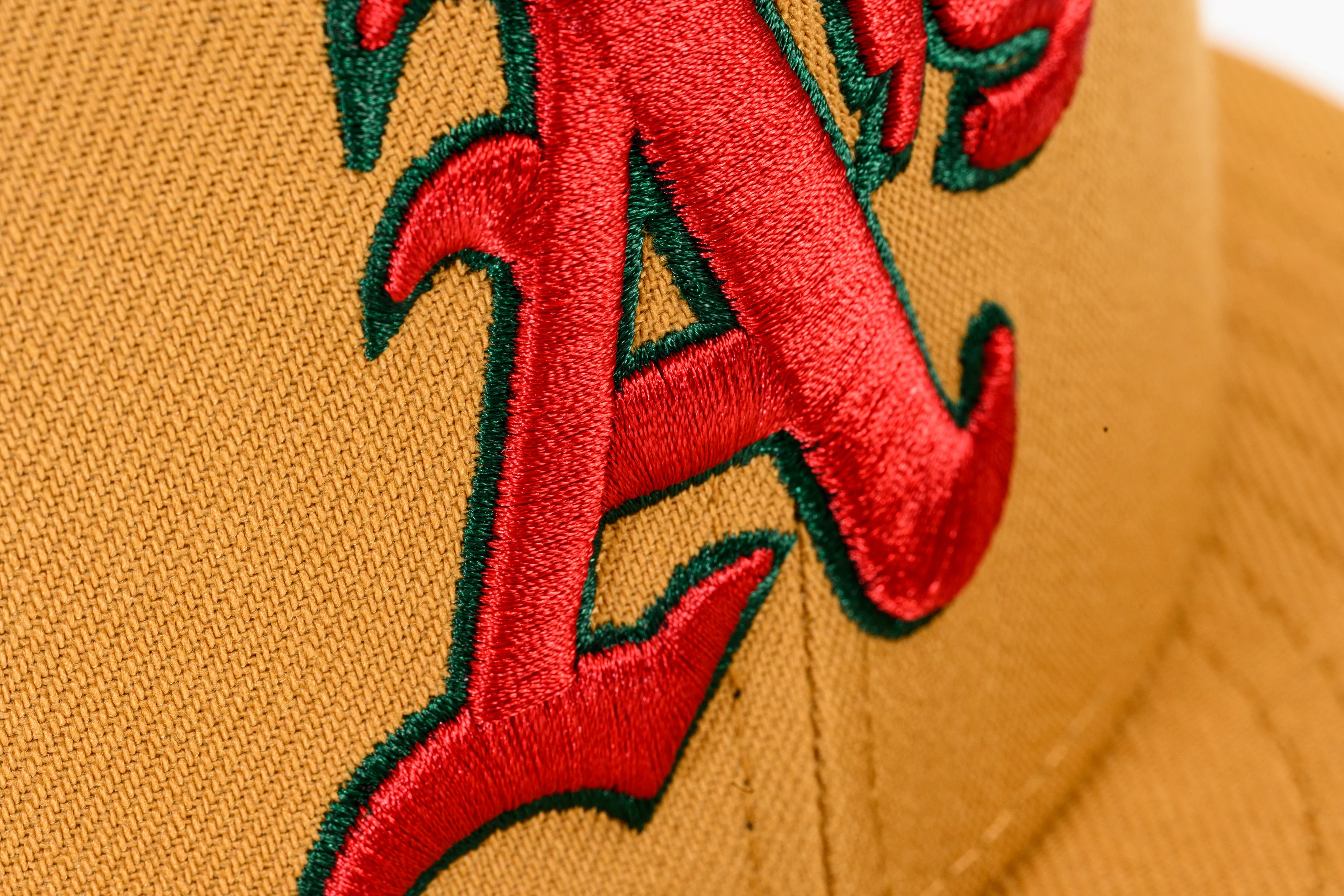 NEW ERA "WREATH" OAKLAND A'S FITTED HAT (TAN/DARK GREEN) - Image 6
