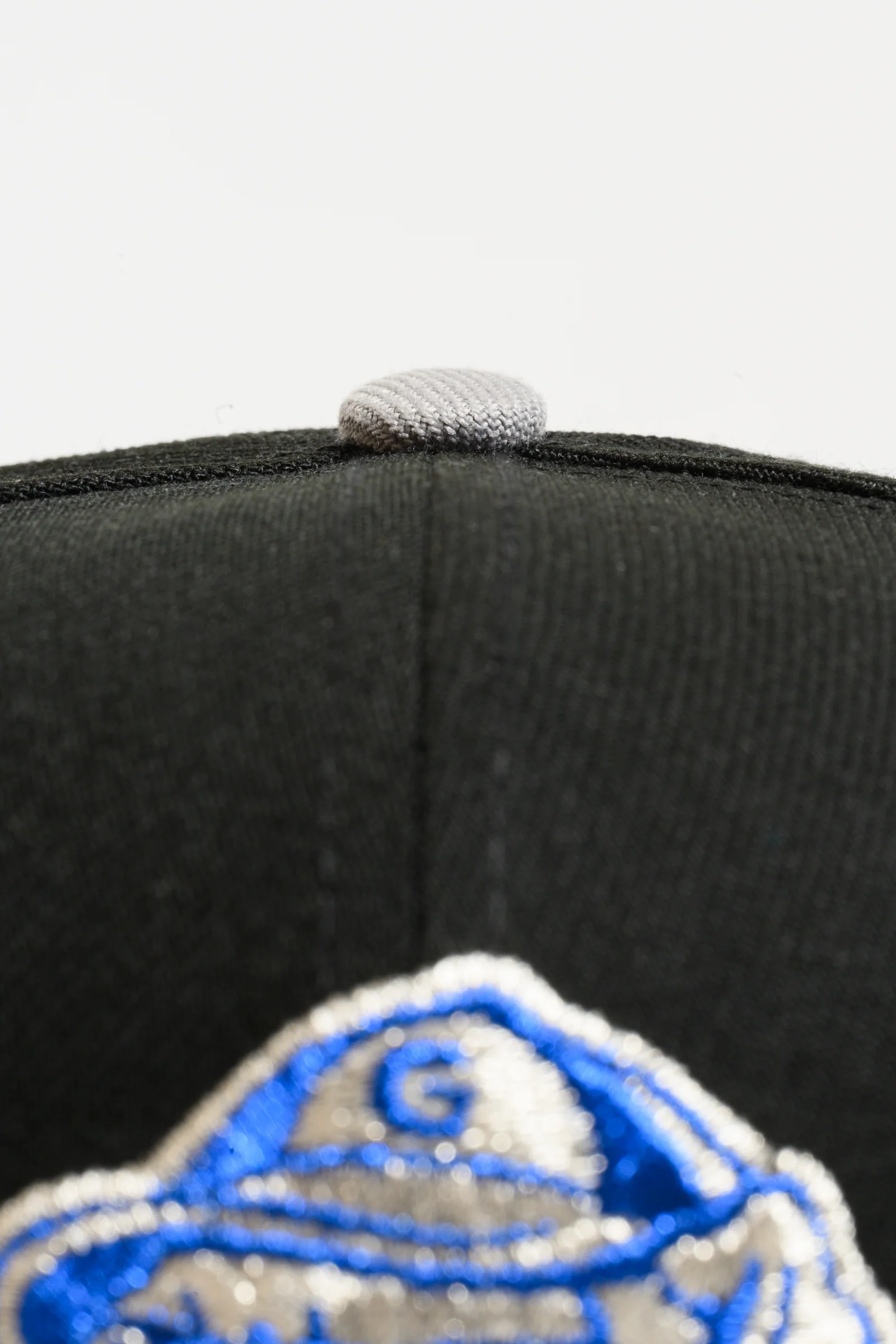 NEW ERA "YOUNG EWING" GORGETOWN HOYAS FITTED HAT (NAVY/BLACK/SILVER) - Image 4